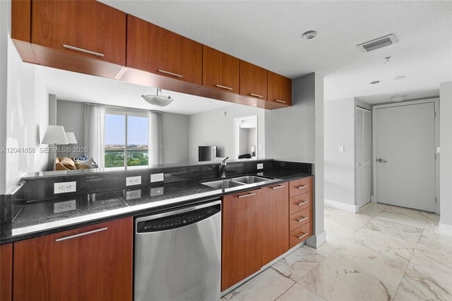 Building Photo - 1800 N Bayshore Dr