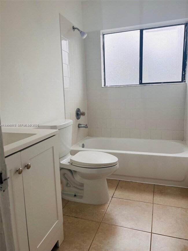 Foto del edificio - 10878 Royal Palm Blvd