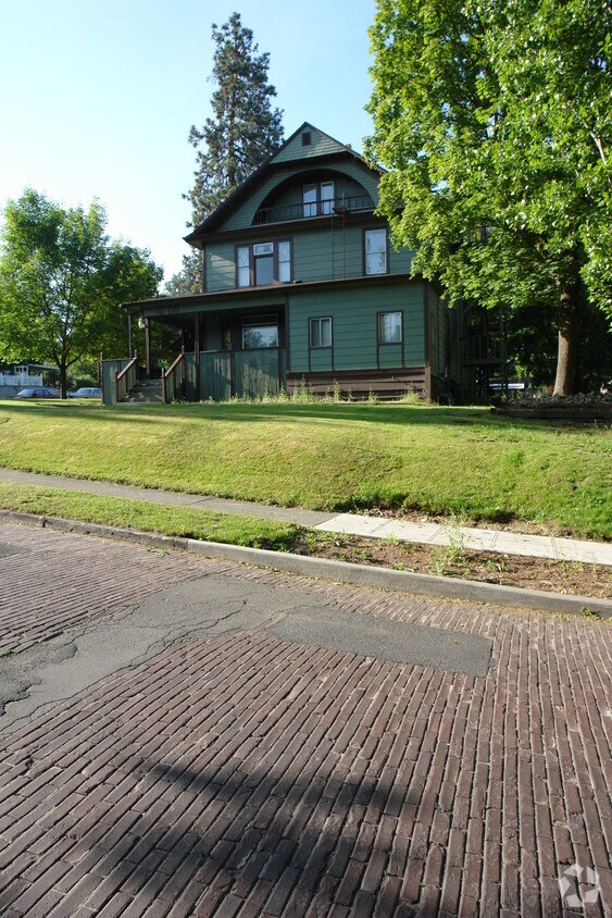 Building Photo - 1203 W 8th Ave