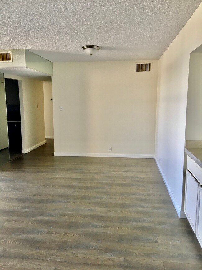 Building Photo - 730 S Royal Crest Cir