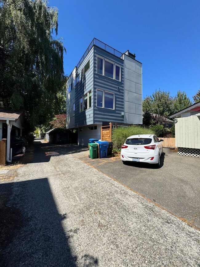 Building Photo - Beautiful 3b2b Townhome in the Heart of Ba...