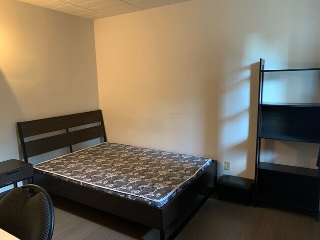 Building Photo - 3044 Sandwich St.