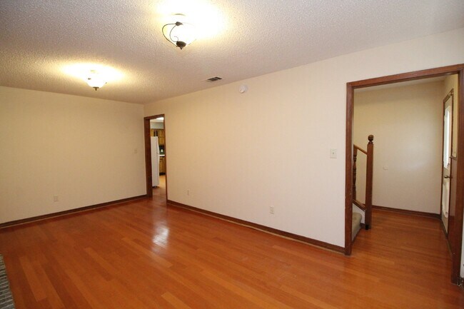 Foto del edificio - Spacious 3-Bed, 2.5-Bath Milton Home with Office, 2-Car Garage, Modern Kitchen, Primary Suite Dow...