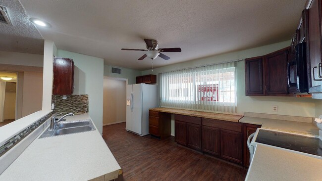 Building Photo - 3233 N El Tovar Ave