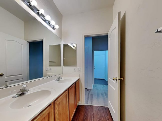 Building Photo - 2102 E La Costa Dr