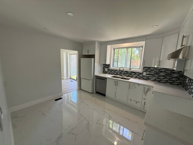 Building Photo - RENOVATED- 4 BEDROOM 3 Bath rental house with Air Conditioning – Close to York University and Pio...