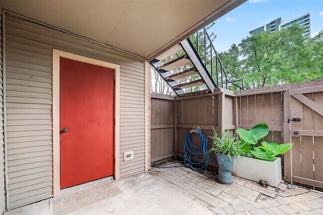 Foto del edificio - 3700 W Clay St