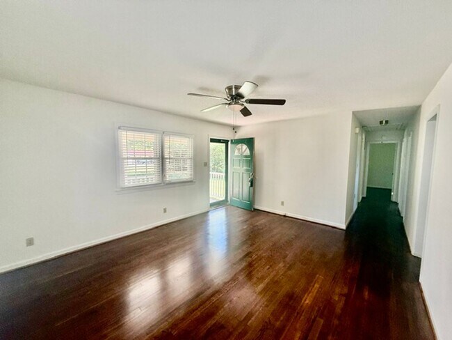 Foto del edificio - Three bedroom, 1 bath brick ranch in Liberty