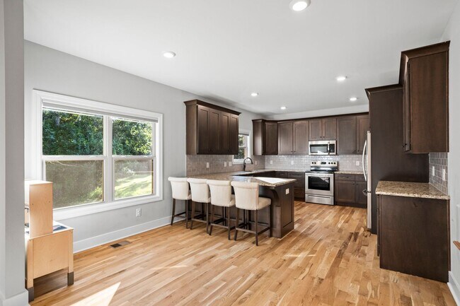 Building Photo - Gated Golf Course Community