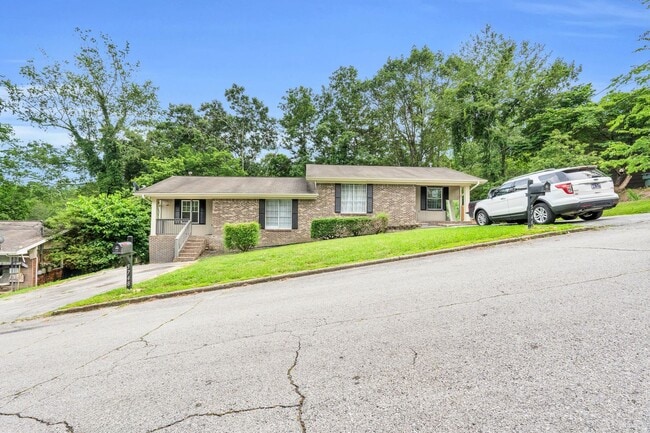 Building Photo - 3 bedroom renovated townhome!