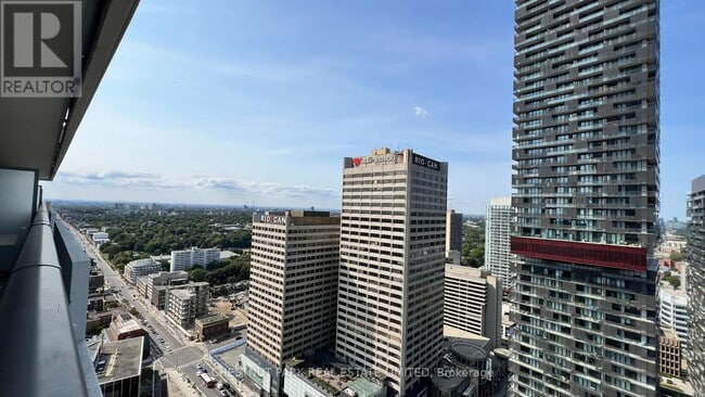 Photo du bâtiment - 2221-2221 Yonge St