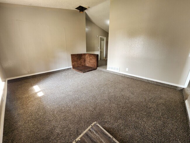 Building Photo - Charming 4-Bedroom Home with Spacious Yard...