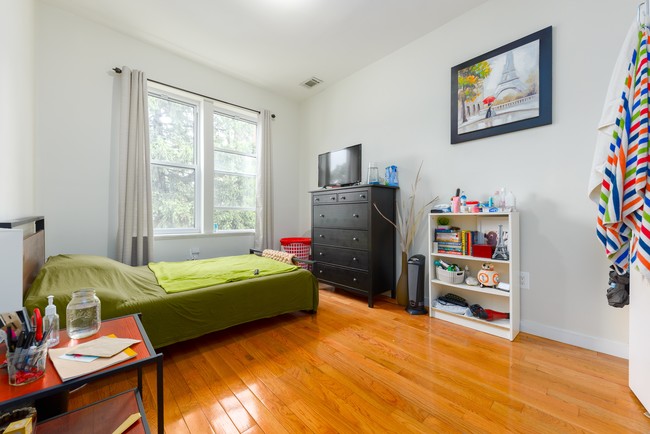 Interior Photo - 958 Madison St