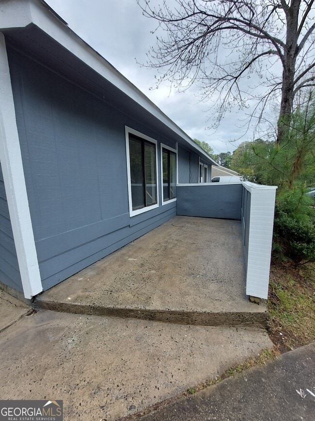 Building Photo - 106 Clear View