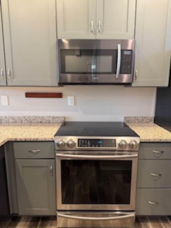 Building Photo - Midtown Cutie