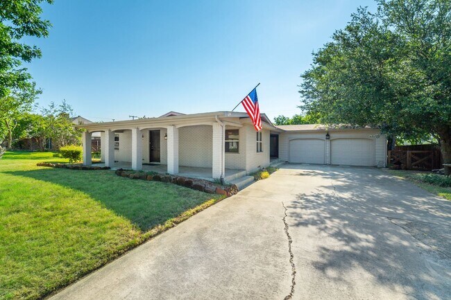 Photo - 3 Bedroom 2 Bath 2 Car Garage - Backs Up To A Nice Farm House