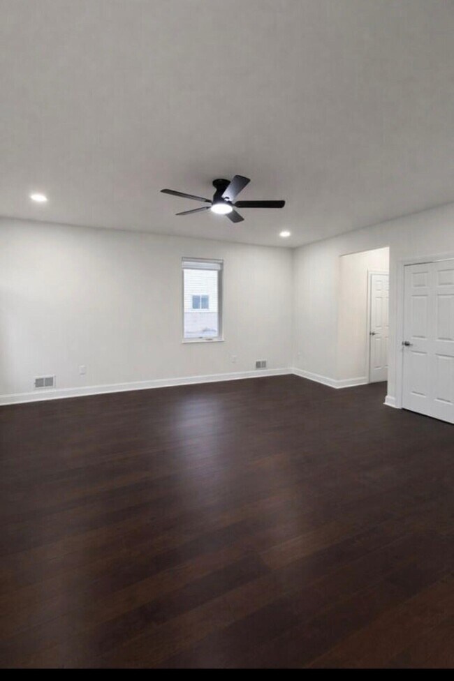 Building Photo - 2544 Eastlawn Ave