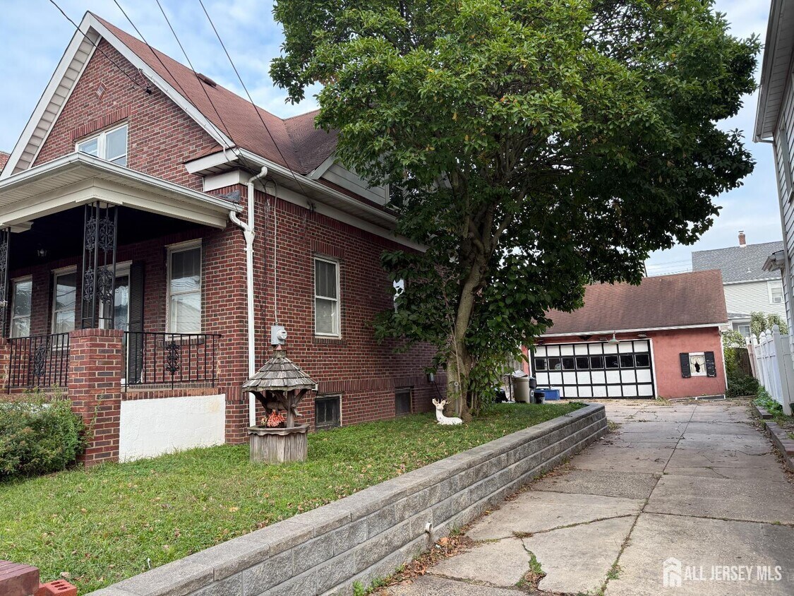 Building Photo - 90 Pershing Ave