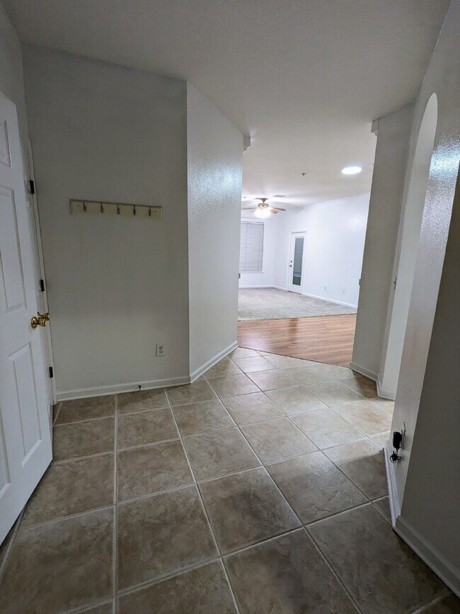 Foto del edificio - Beautiful Move-In Ready 3/2 Condo near Town Center & UNF