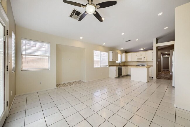 Foto del edificio - Bright & Inviting 3-Bedroom Home with New Appliances & Covered Patio