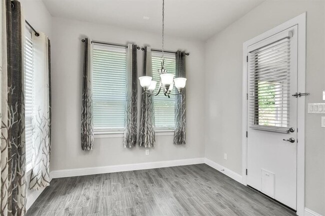 Foto del edificio - 1405 Highland Ridge Rd