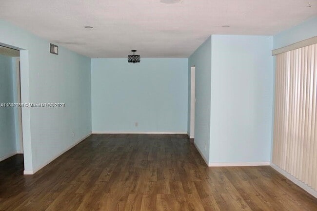 Building Photo - 300 S Luna Ct