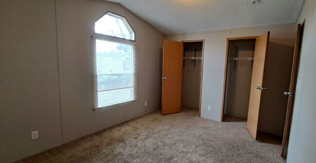 Building Photo - 713 Michelle Dr