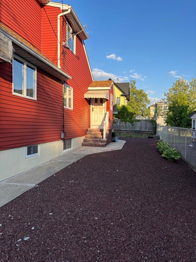 Private yard and entrance - 76 Boiling Springs Ave