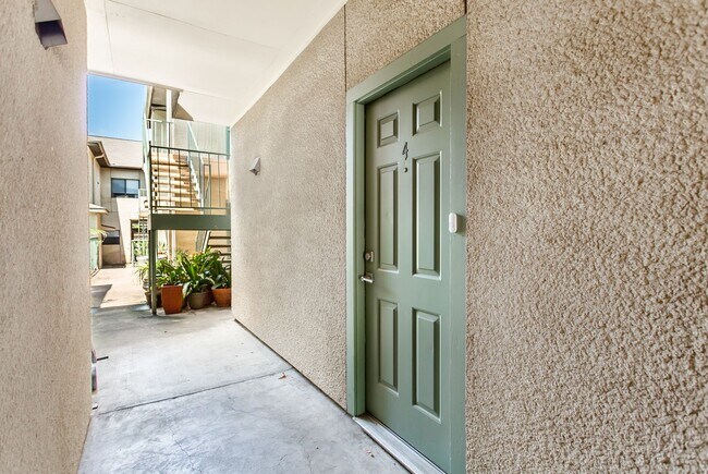 Foto del edificio - 2-Story Junius Heights Condo With Updates