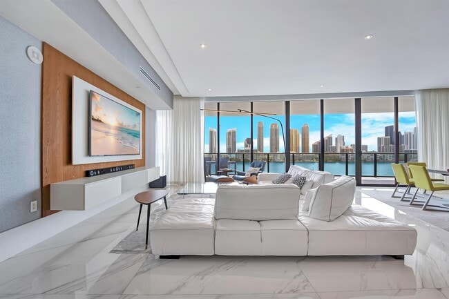 Building Photo - 5000 Island Estates Dr