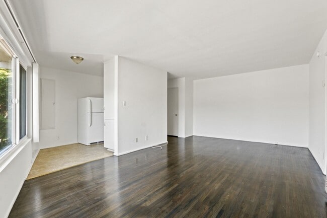 Foto del edificio - 10910 Santa Monica Blvd