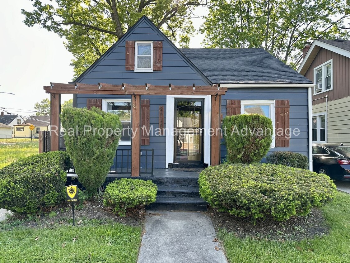Primary Photo - Beautifully Updated 3 Bedroom Bungalow Min...