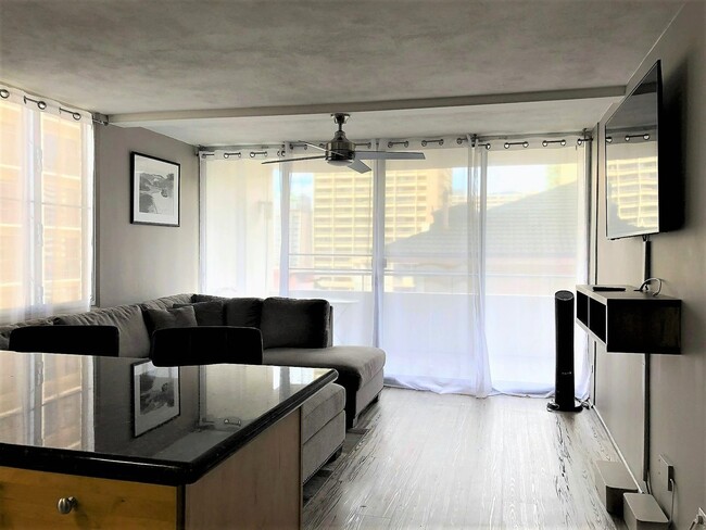 Foto del edificio - Kaiolu Sunrise - Fully Furnished 1BR/1BA/1PK