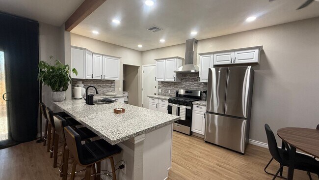 Foto del edificio - Beautiful Porterville Home! Available Now for Showing!