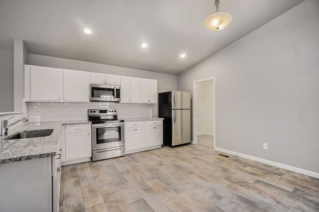 Building Photo - 4050 Sumner Dr