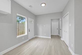 Building Photo - 12009 Meadowgreen St