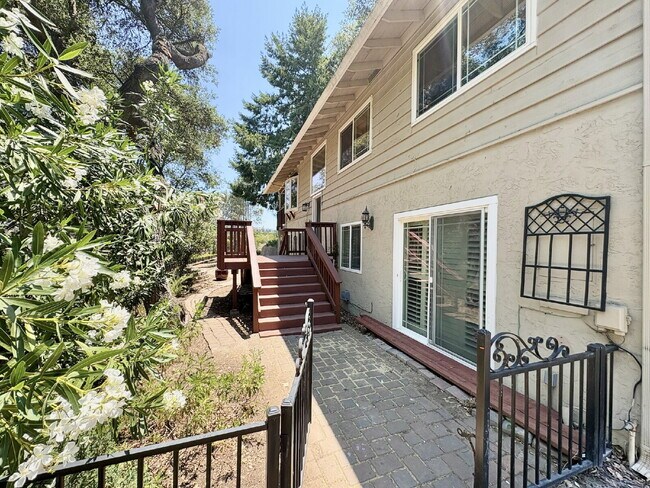 Foto del edificio - Charming 4-Bed by the Lake in Morgan Hill