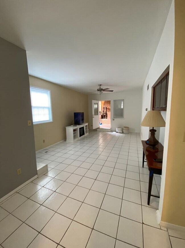 Foto del edificio - 5 Bed/3 Bath UC Rental Located on McMillan...