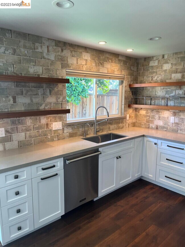 Building Photo - 3931 Pebble Dr