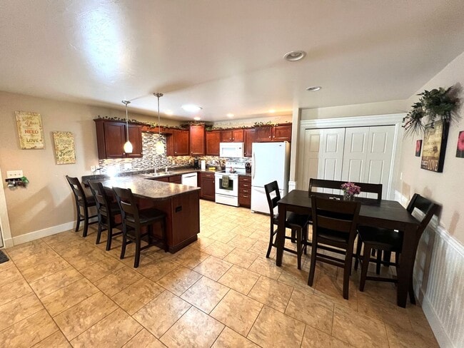 Building Photo - Pet Friendly 3 Bed 2 Bath Single Level Con...