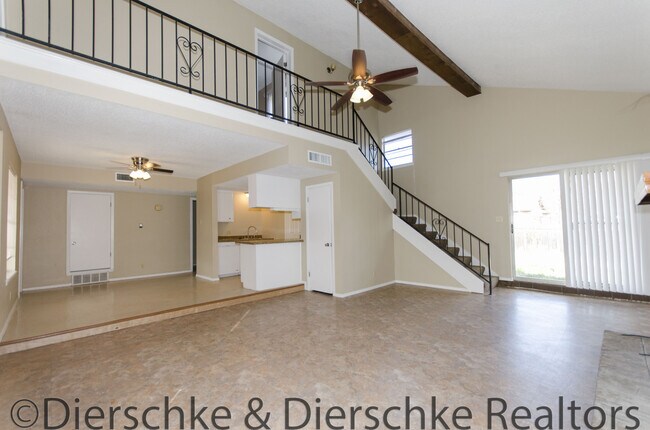 Foto del edificio - HUGE 3 bedroom townhouse off Sunset AVAILA...