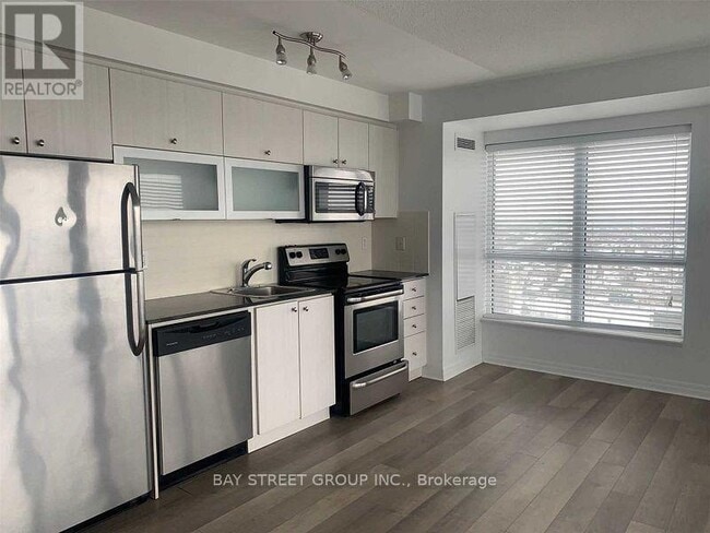 Building Photo - 2015 Sheppard Ave E