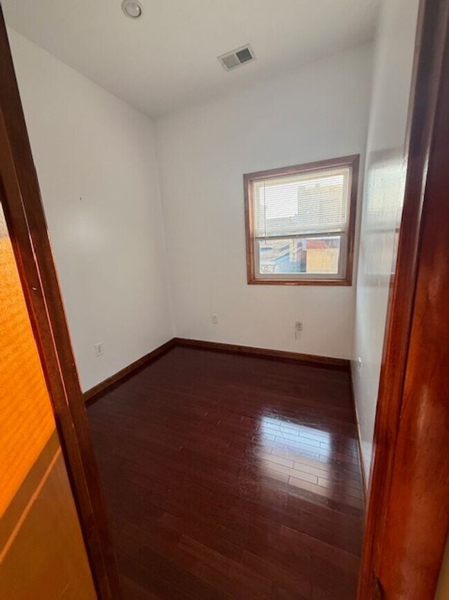 Building Photo - Terrific 2 bedroom in Graduate Hospital