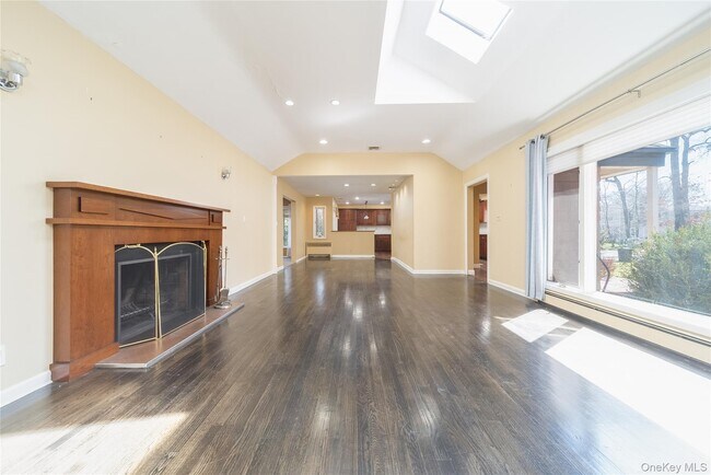 Building Photo - 143 Round Hill Rd