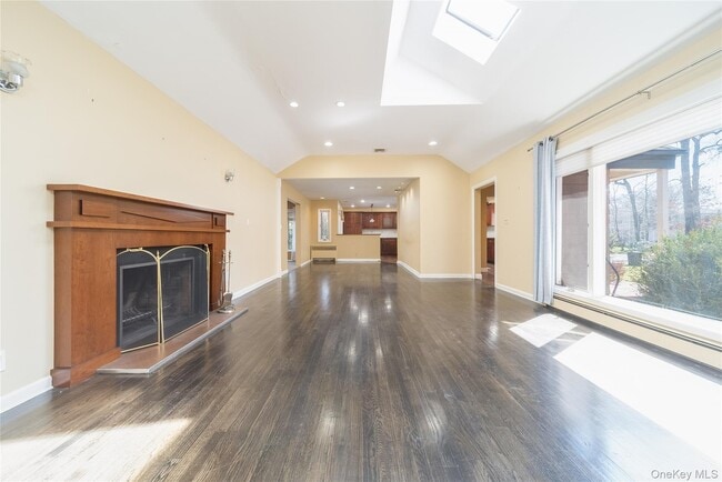 Foto del edificio - 143 Round Hill Rd