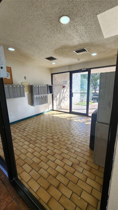Building Photo - 2818 S Bartell Dr