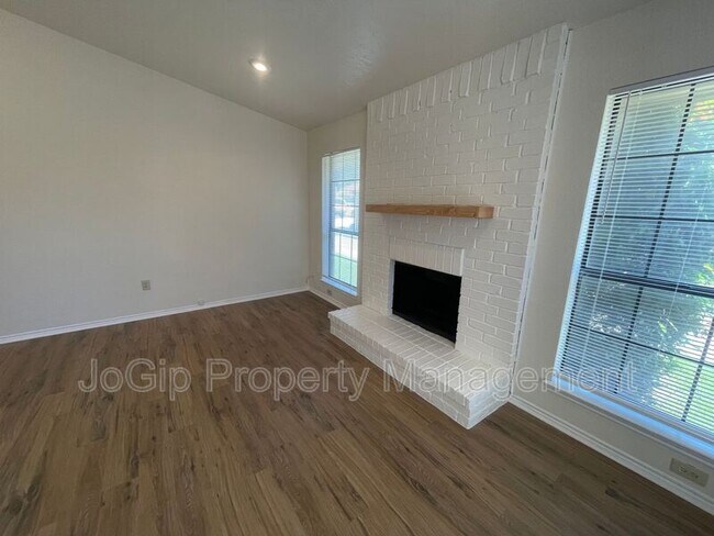 Foto del edificio - 3151 Tudor Ln