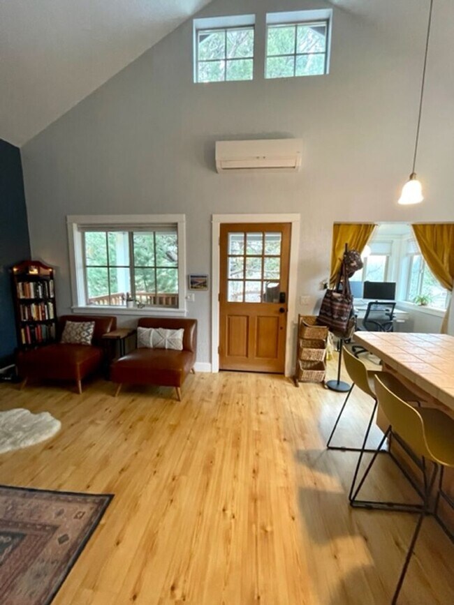 Foto del edificio - Beautiful Westside Terrace Cottage with W/...