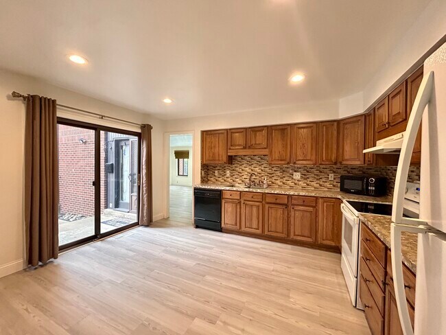 Building Photo - 3069 Lindenwood Dr