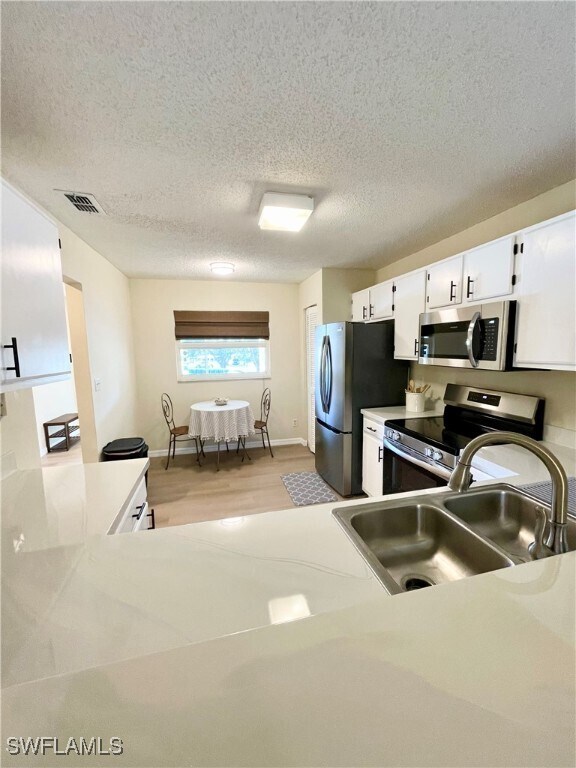 Foto del edificio - 645 Squire Ct